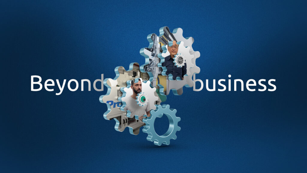 Degli ingranaggi con all'interno macchinari e persone per indicare il progetto di interviste ai clienti, chiamato Beyond business