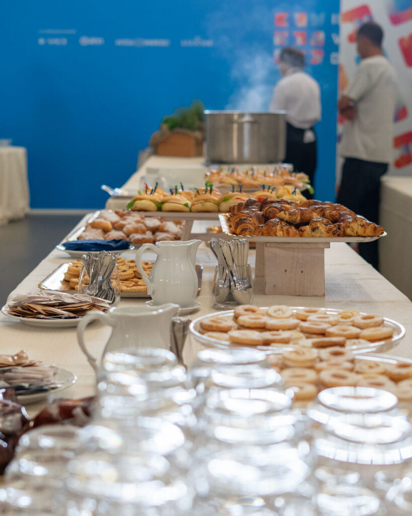 Buffet con croissant, panini e biscotti allestito per gli ospiti di Insieme valiamo di più