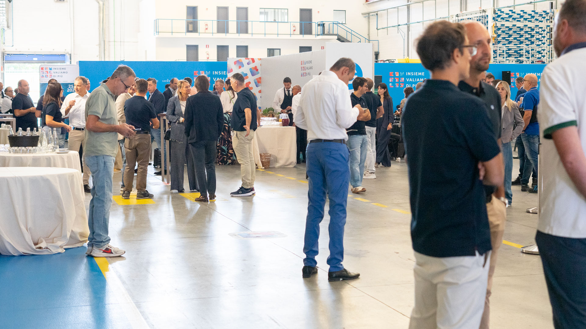 Fornitori, partner e colleghi Gambini tra i tavoli del buffet nello stabilimento 2 durante la pausa dell'Evento Fornitori