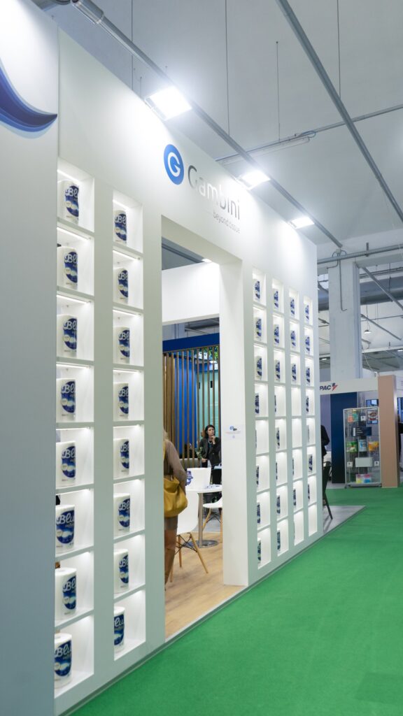 L'ingresso dello stand Gambini al MIAC 2026 con le nicchie che espongono l'asciugatutto Blu