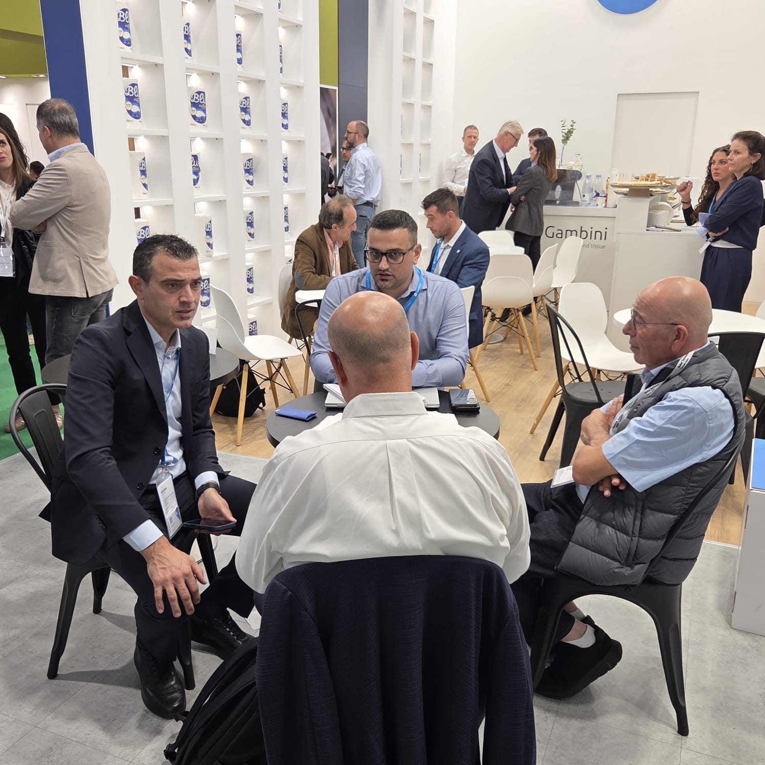 Clienti e team Gambini a confronto allo stand durante il MIAC 2026